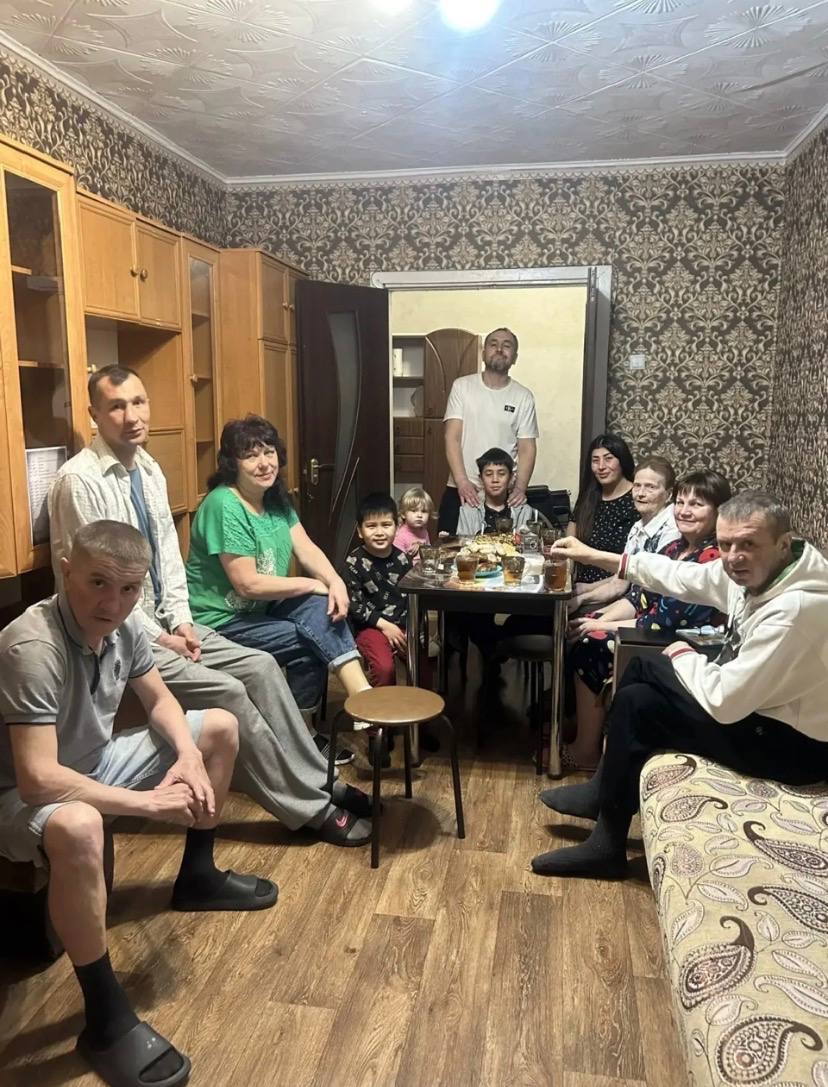 Общение за общим столом — фото центра Выход есть